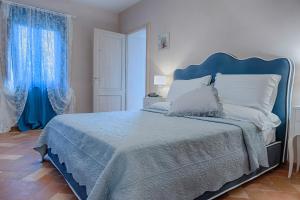 A bed or beds in a room at Antica Quercia Villa & Spa