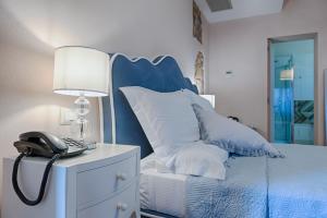 A bed or beds in a room at Antica Quercia Villa & Spa