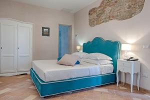 A bed or beds in a room at Antica Quercia Villa & Spa