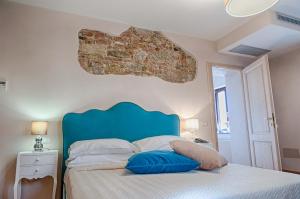 A bed or beds in a room at Antica Quercia Villa & Spa
