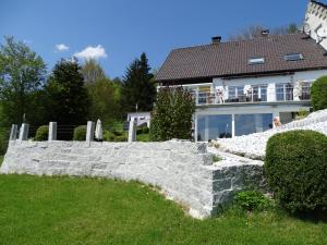 una pared de piedra frente a una casa en Apartment am Schlossberg en Leutkirch im Allgäu