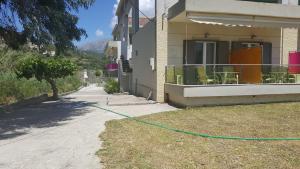 a green hose on the side of a house at Koxyli Studios in Vasiliki