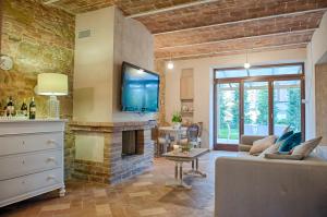 A television and/or entertainment centre at Antica Quercia Villa & Spa