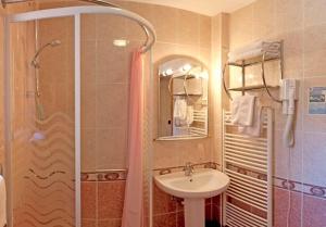 łazienka z umywalką i prysznicem w obiekcie Hotel Makin w mieście Novigrad