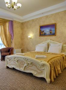 Dayana Hotel في سيمفروبول: غرفة نوم بسرير كبير في غرفة