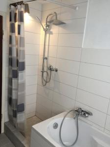 Das Bad ist mit einer Dusche und einer Badewanne ausgestattet. in der Unterkunft BS Ferienhaus Nord in Lagesbüttel