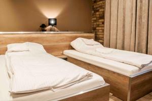 a room with two beds in a hospital room at Motel Podmiejski in Pleszew