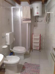 un bagno con wc, doccia e lavandino di Villaggio Gerbore a Saint Nicolas