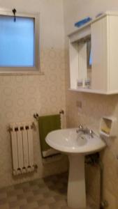 ガリポリにあるViale Bari Apartmentのバスルーム(白い洗面台、窓付)