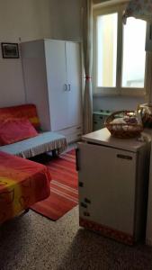 ガリポリにあるViale Bari Apartmentのベッドルーム1室(ベッド1台、冷蔵庫付)