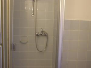 W łazience z przeszklonymi drzwiami znajduje się prysznic. w obiekcie Apartment Bexor D19 w Hanowerze