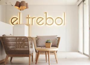 Posezení v ubytování El Trebol Bar & Hotel Only Adults