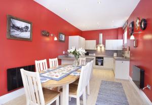 - une cuisine avec une table en bois et des chaises blanches dans l'établissement 3 The Kings, à York
