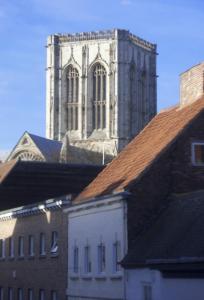 ヨークにある3 The Kings in the heart of Yorkの高塔のある教会