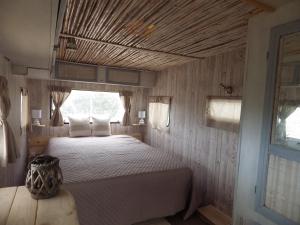 Tempat tidur dalam kamar di La Cera Farm Camping B&B