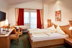 Rúm í herbergi á Bauernhof Hotel Oberschwarzach