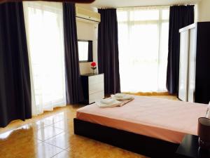 um quarto com uma cama com duas toalhas em PSB Deluxe Apartments Aheloy em Aheloy