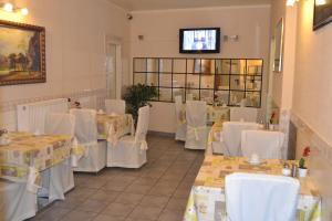 TV a/nebo společenská místnost v ubytování Angel Hotel
