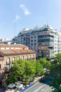 un grand bâtiment avec une rue en face dans l'établissement Boutique Urban Madrid Serrano, à Madrid