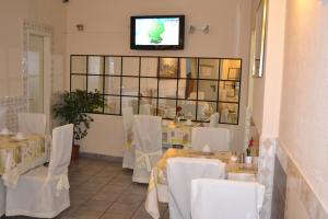 TV a/nebo společenská místnost v ubytování Angel Hotel