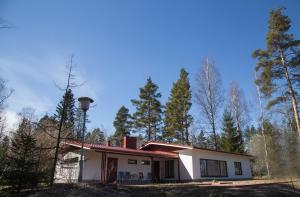 una pequeña casa blanca con techo rojo en Holiday home in Kuusankoski en Kuusankoski