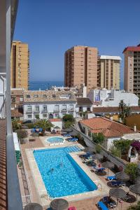 uma vista superior de uma piscina num resort em Apartamentos Embajador em Fuengirola