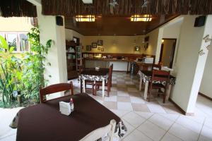 Um restaurante ou outro lugar para comer em Pousada Moryba