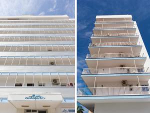 
a white and blue building with a white and blue roof at Apartamentos Embajador in Fuengirola
