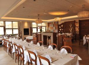 TV a/nebo společenská místnost v ubytování Restaurant A l'Aigle