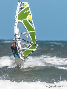 une personne faisant de la planche à voile dans l'océan sur l'eau dans l'établissement Centre nautique de l'Istorlet, à Havre-Aubert