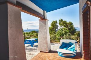 un patio con una sedia e un tavolo. di Turismo Rurale Filieri a Dorgali