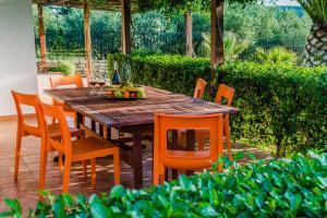 - une table et des chaises en bois dans le jardin dans l'établissement Aloni Home, à Petrokefálion