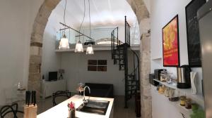 シラクーサにあるCasina Trentoのアーチ型の部屋(カウンター、テーブル付)