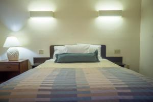 Postel nebo postele na pokoji v ubytování Sunnyside Inn and Suites