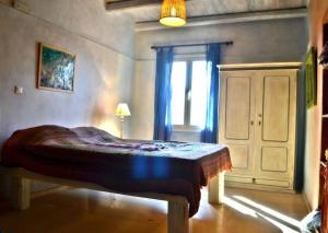 1 dormitorio con 1 cama en una habitación con ventana en Corfu Town Garden Cottage en Corfú