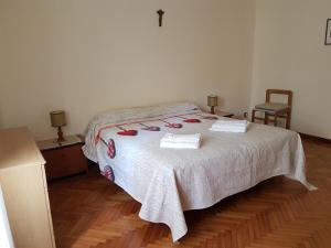 ローマにあるCasa grandeのベッドルーム1室(ベッド1台、タオル2枚付)