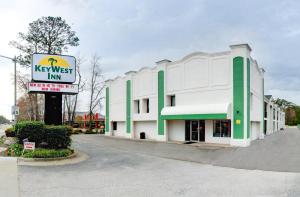 Una posada de nidos de reyes en frente de un edificio en Key West Inn - Newport News en Newport News