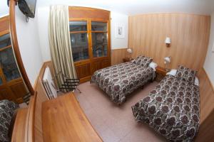 Llit o llits en una habitació de Hotel Comapedrosa