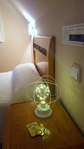 a glass bowl on a table next to a bed at Hotel La Cuesta in Tapia de Casariego