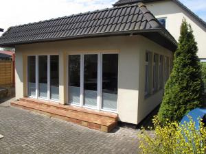 ein kleines Haus mit Dachschräge in der Unterkunft Ferienwohnung Ostseenähe in Hirschburg