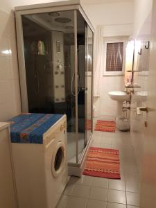ローマにあるCasa grandeのバスルーム(洗濯機、シンク付)