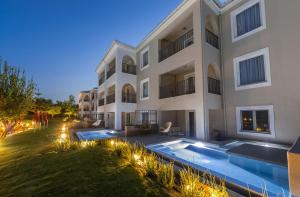 Bazén v ubytování Bitzaro Grande Hotel & Suites nebo v jeho okolí
