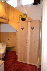 - un lit superposé en bois avec une plante au-dessus dans l'établissement Häuslerhof, à Maranza