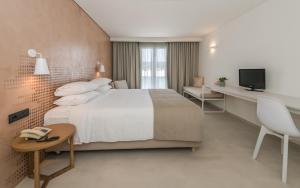 Postel nebo postele na pokoji v ubytování Bitzaro Grande Hotel & Suites