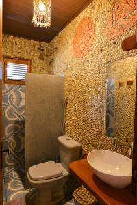 een badkamer met een toilet en een wastafel bij Pousada vila de pescador in Atins