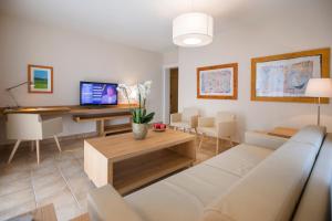 TV a/nebo společenská místnost v ubytování Villa Delta Suites House