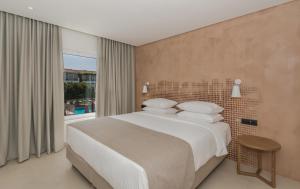 Postel nebo postele na pokoji v ubytování Bitzaro Grande Hotel & Suites