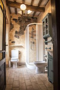 uma casa de banho com um chuveiro, um WC e um lavatório. em Il Castello em Bucine