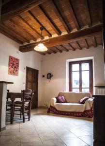 ein Wohnzimmer mit einem Sofa und einem Tisch in der Unterkunft Il Castello in Bucine