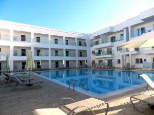 una piscina di fronte a un edificio di Evabelle Napa Hotel Apartments a Ayia Napa